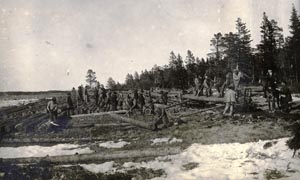 Kácení dřeva patřilo spolu s výkopovými a důlními pracemi, odklízením sněhu a budováním komunikací k nejčastějším úkolům vězňů Gulagu. Lesní brigáda skládající kmeny na Soloveckých ostrovech