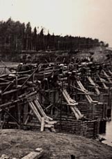 Vězni Gulagu na stavbě železničního mostu přes řeku Ižmu v severní části Ruska v červeneci 1940