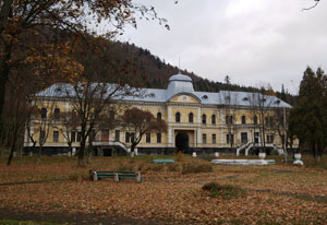 Budova bývalého velitelství pohraničního oddělení NKVD ve Skole, dalším příhraničním městě, kde byli shromažďováni uprchlíci z Podkarpatské Rusi.