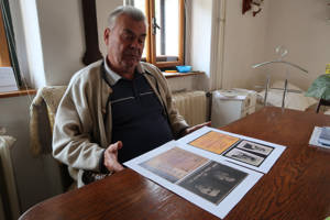 Miroslav Rjabič nad snímky rodičů pořízených NKVD po jejich zatčení. Během rozhovoru odhalil historikům další kapitolu z otcova pohnutého života.