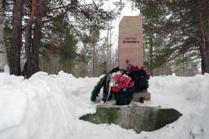 Památník obětem politických represí na místě bývalého hřbitova v táboře Pečorlag. Stav z roku 2016