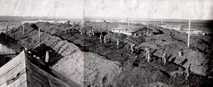 Заключенные на отвале породы из угольной шахты в одном из лагерей Воркутлага