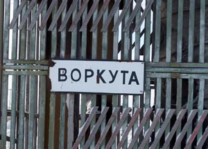 Vstupní cedule města Vorkuta v polární části Ruska, které bylo založeno na místě bývalého tábora Vorkutlag