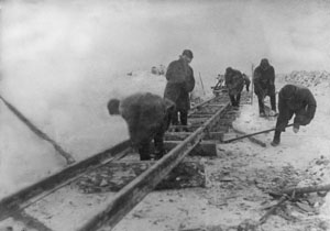 Vězni Gulagu při práci na železnici v Republice Komi.