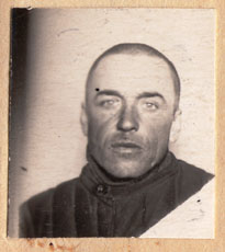 Fotografie Fedora Mikulina z propustky vystavené v Magadanu, která jej opravňovala odcestovat z Kolymy do Buzuluku k československé vojenské jednotce.