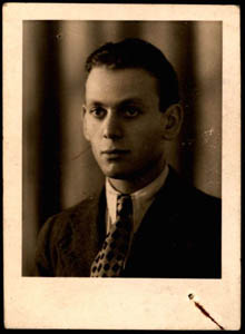 32 Josef König žil před transportem do Niska v Brně a Olomouci. Jeho civilní fotografie se dochovala ve spisu NKVD, jelikož mu byla zabavena po zatčení a osobní prohlídce.