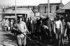 Eskorta vězňů do tábora na Soloveckých ostrovech z dobového propagandistického filmu