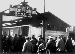 Vstupní branou do rozdělovacího tábora v Kemi – přístavním městečku, odkud jezdí lodě na Solovecké ostrovy, prošli i čeští vězni odsouzení v Charkově