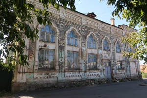 Nádražní budova ve Vasilkovu původně sloužila jako synagoga. Podle jedné z verzí zde 9. 11. 1943 vojáci 1. čs. samostatné brigády v SSSR nalezly nádobu s tekutinou po jejímž požití zemřeli.