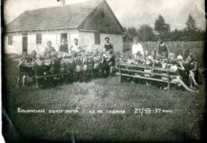 Pionýrský tábor v české obci Olšanka (Vilšanka) na Volyni v roce 1937.