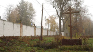 Pravděpodobné místo popravy, k níž došlo 28. 9. 1938 v tehdejším areálu spravovaném žitomirským NKVD. Dnes toto místo patří k místní vojenské nemocnici.