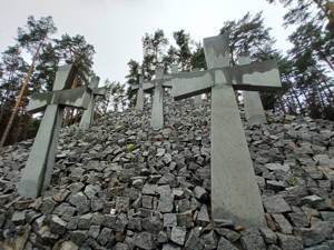 Dnešní mohyla s ostatky obětí, odhalená v r. 2012.