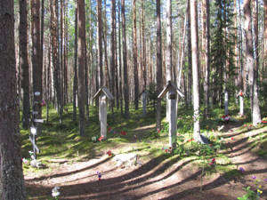 Memoriální hřbitov v Sandarmochu je jedním z nejznámějších masových pohřebišť obětí Velkého teroru v Ruské federaci.