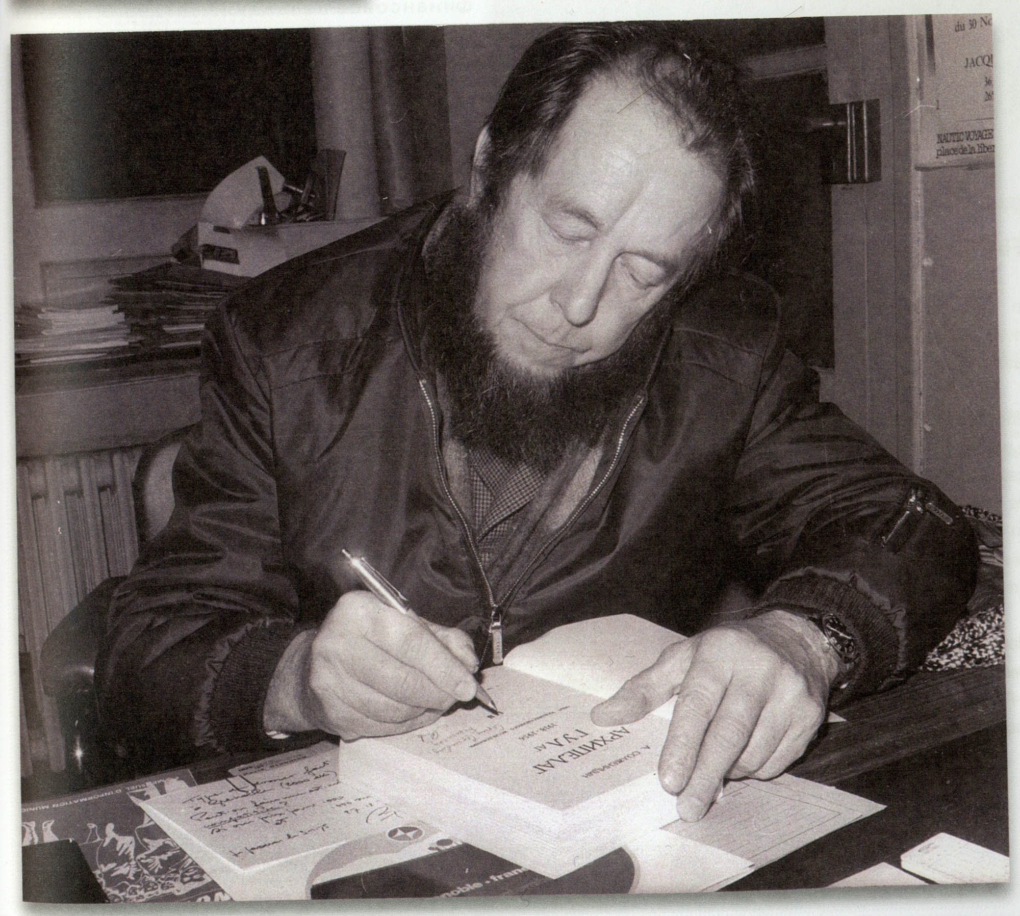 A. Solženicyn v tiskárně Béresniak podepisuje exemplář Souostroví Gulag. Foto: soukromý archív YMCA-Press/Editeurs Réunis