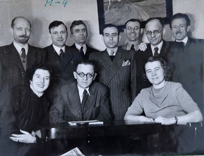 Josef Klička (stojící třetí zleva) se svými kolegy z redakce Národní odborové ústředny zaměstnanecké – kanceláře Ligy proti bolševismu, rok 1944 Zdroj: ABS/cechoslovacivgulagu.cz